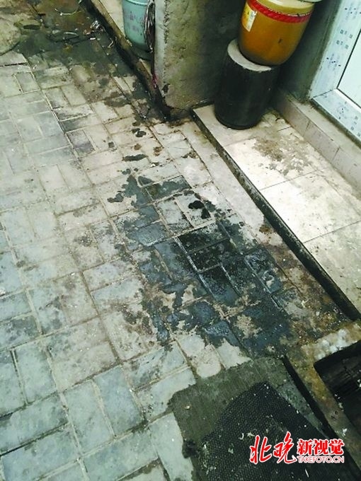 北京东四北大街漏油餐厅完成整改 街道要求其每月清洗净化器 北京东四北大街漏油餐厅完成整改 街道要求其每月清洗净化器