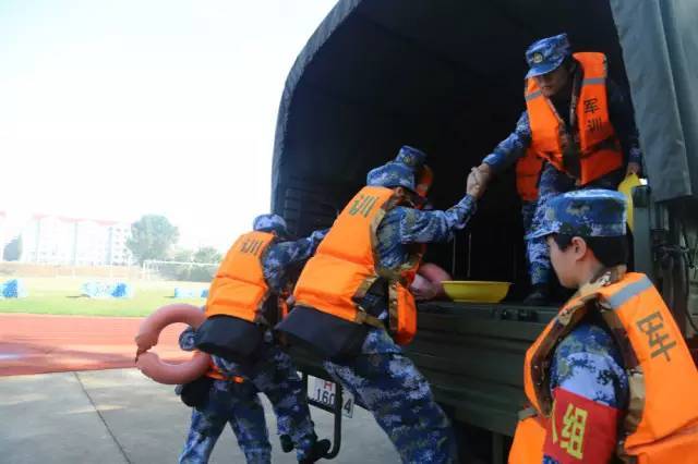 图为新兵训练照。