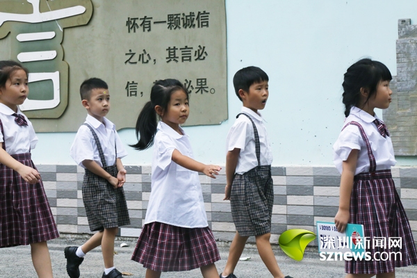 一年级新生童童对未来的学习生活充满了期待,他说"上学很开心,可以