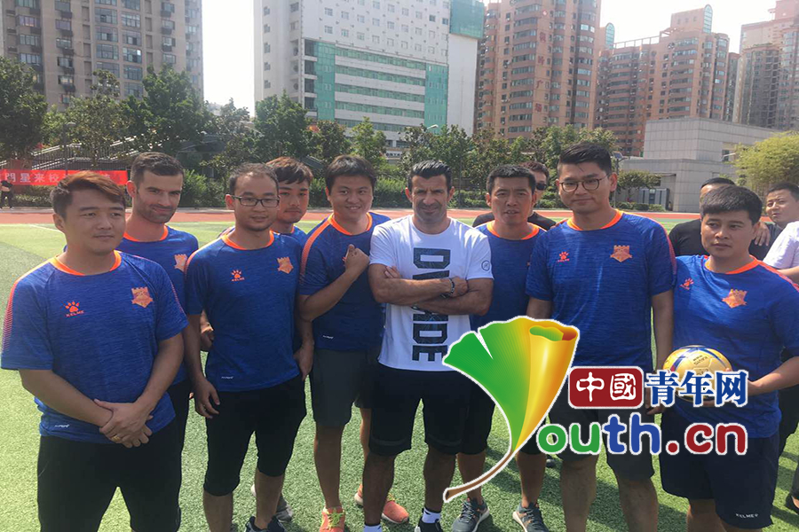 路易斯·菲戈与足球俱乐部成员合影.中国青年网 梅大春 摄