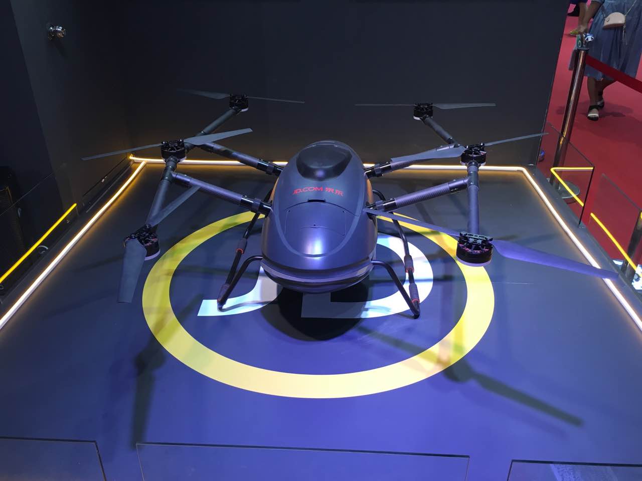 京东快递投递无人机.刘晔琳摄