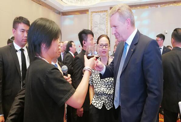 歌手野马与德国前总统武尔夫共进晚餐用歌声推介贵州 歌手野马与德国前总统武尔夫共进晚餐用歌声推介贵州