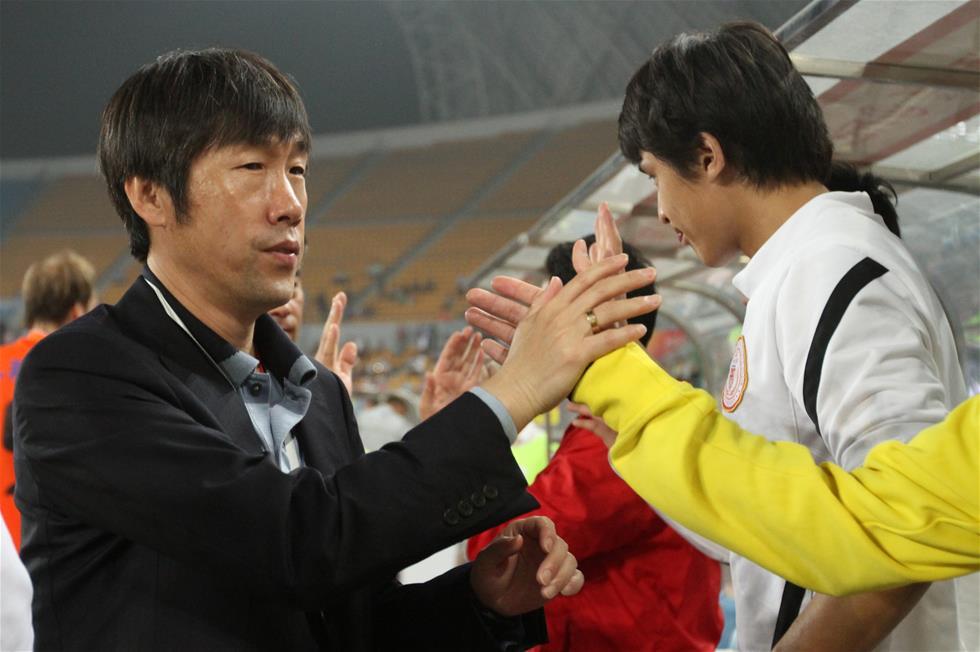 图为2012年5月19日，时任贵州茅台人和队主教练的高洪波（左）在比赛后与队员击掌庆祝。当日，在2012中超联赛第11轮比赛中，贵州茅台人和队主场以3比0战胜广州富力队。