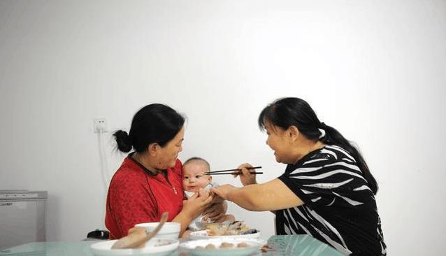 7个月大宝宝只喝奶奶熬的粥,妈妈尝后和婆婆大