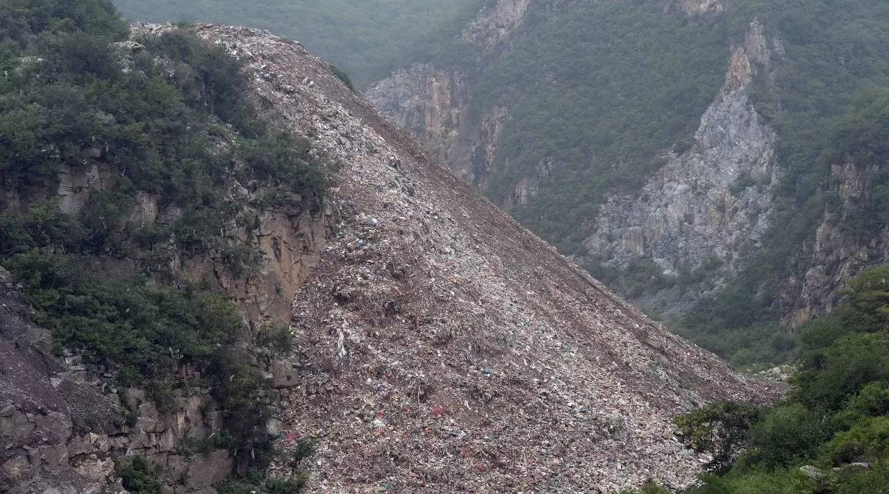 北京"垃圾山"堆山谷三年 散发恶臭遭村民举报