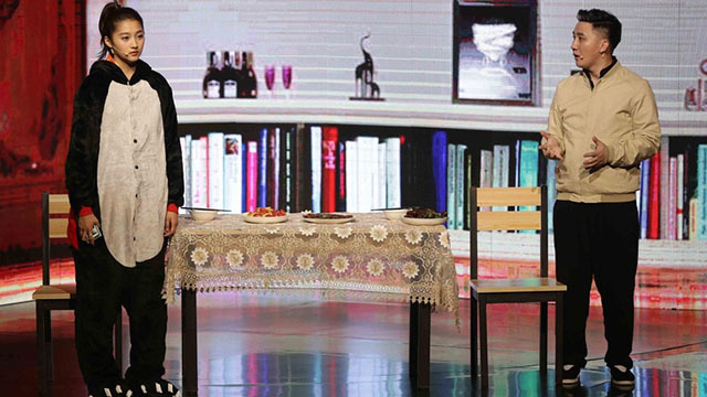 关晓彤逆天大长腿秒变“小短腿” 自认乖乖女