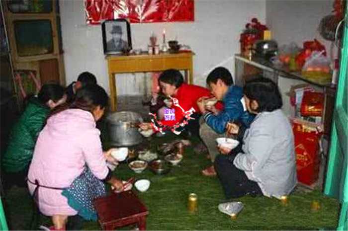 回农村最不能忍的风俗:女人不能上桌吃饭?这是
