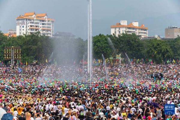 62年前的珍贵影像!周总理和傣族人民欢度泼水节,他笑得多开心啊!_北京时间
