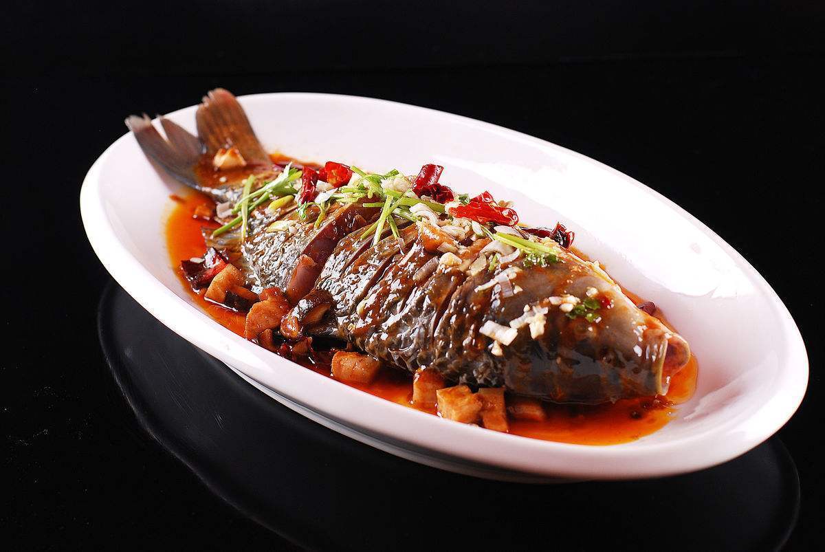 鲤鱼味甘,性平,入脾,肾,肺经;有补脾健胃,利水消肿,通乳,清热解毒等