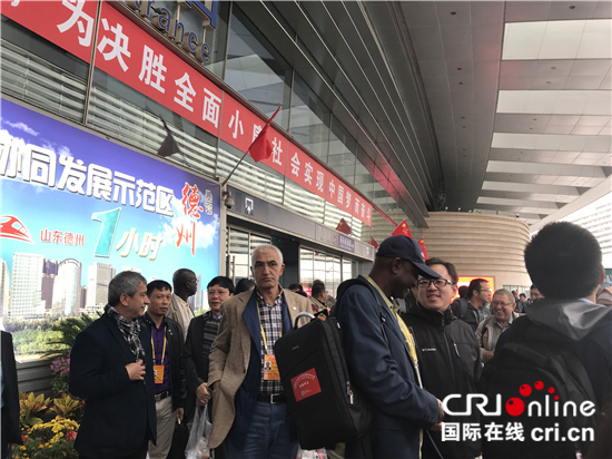 外国记者感受中国速度 点赞中国发展