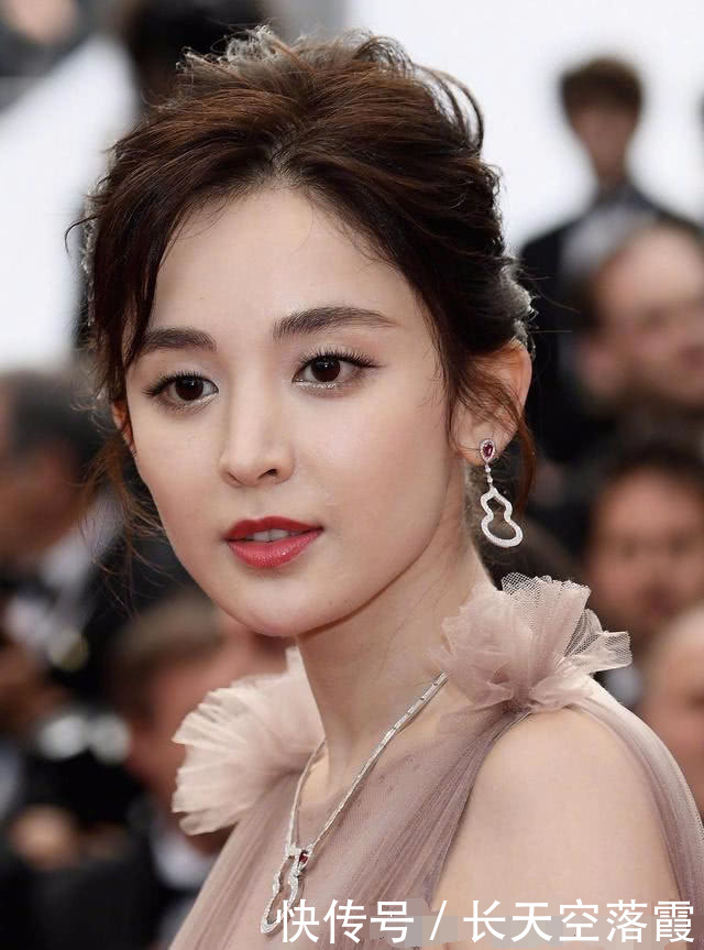 娜扎亮相戛纳红毯,双眼皮变单眼皮,鼻子塌了,尽