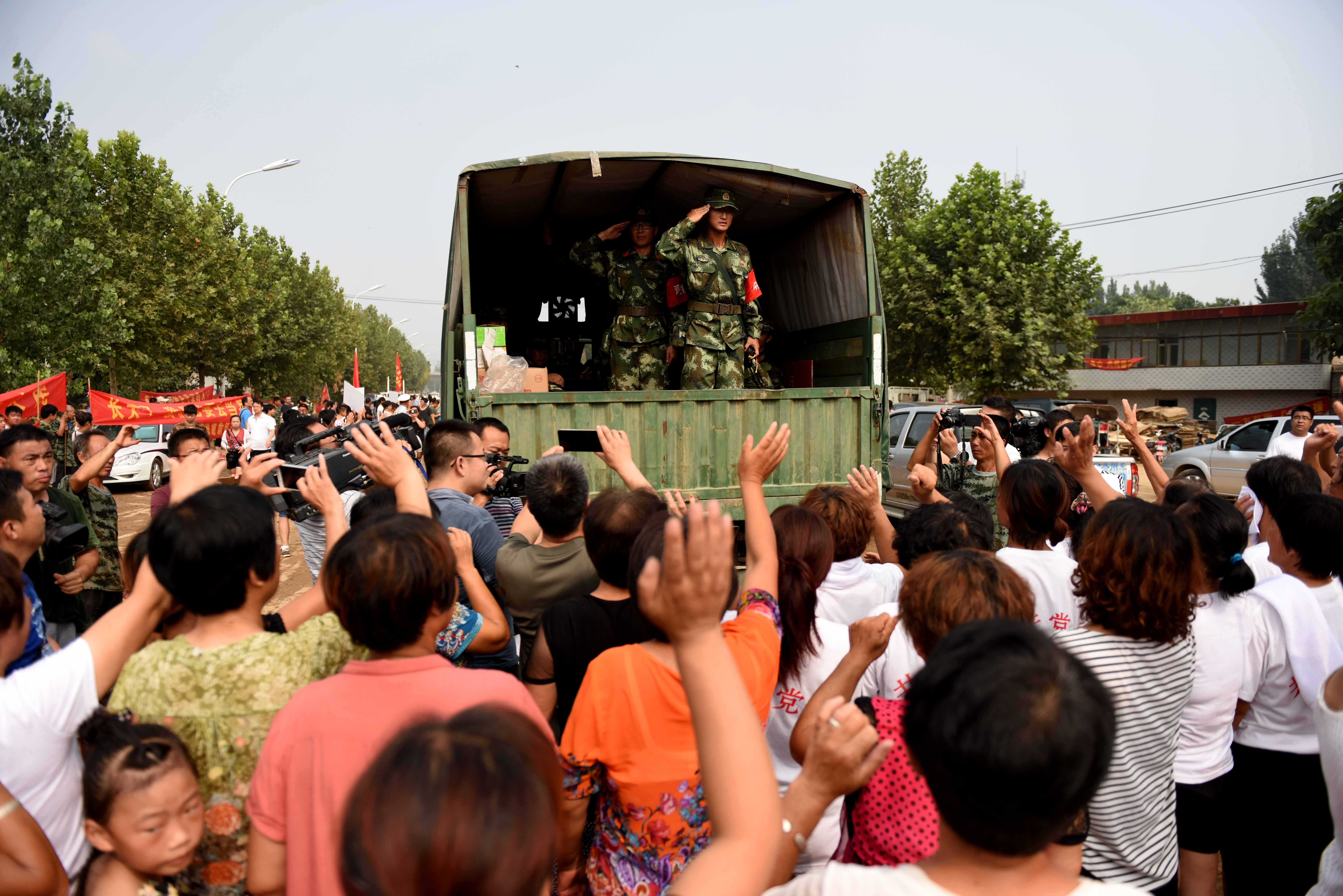 2016年8月4日，河北邢台七台河群众依依不舍地欢送参加抗洪抢险任务的武警水电部队官兵归建。