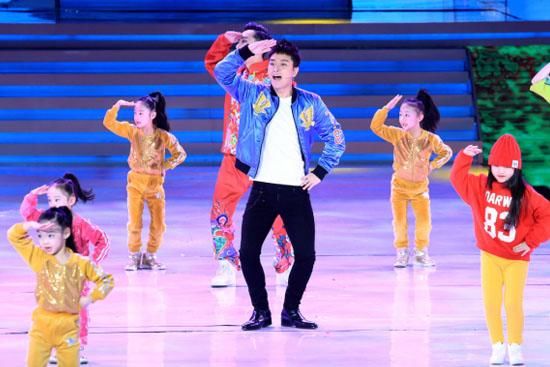 小鲜肉齐聚今年春晚,但她一出现,大家纷纷说关电视!