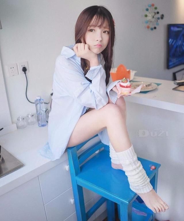 明眼人一看就知道姑娘的意思，配合她的姿势就好了啊
