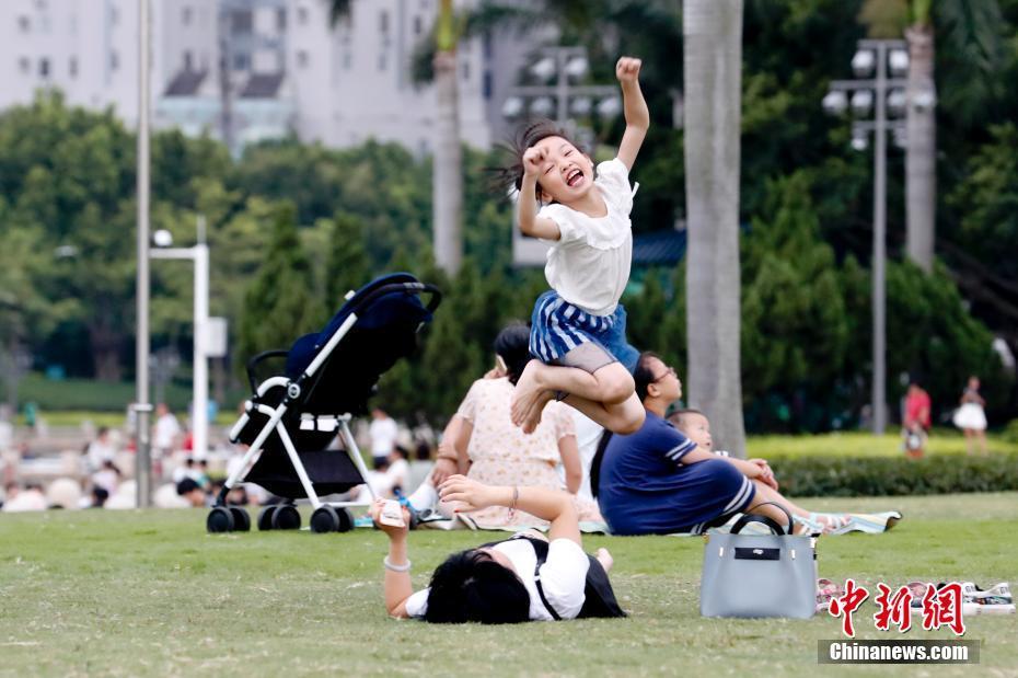 9月2日，厦门市民在白鹭洲公园休闲玩耍。金砖国家领导人第九次会晤将于9月3日至5日在厦门举行。 中新社记者 杜洋 摄