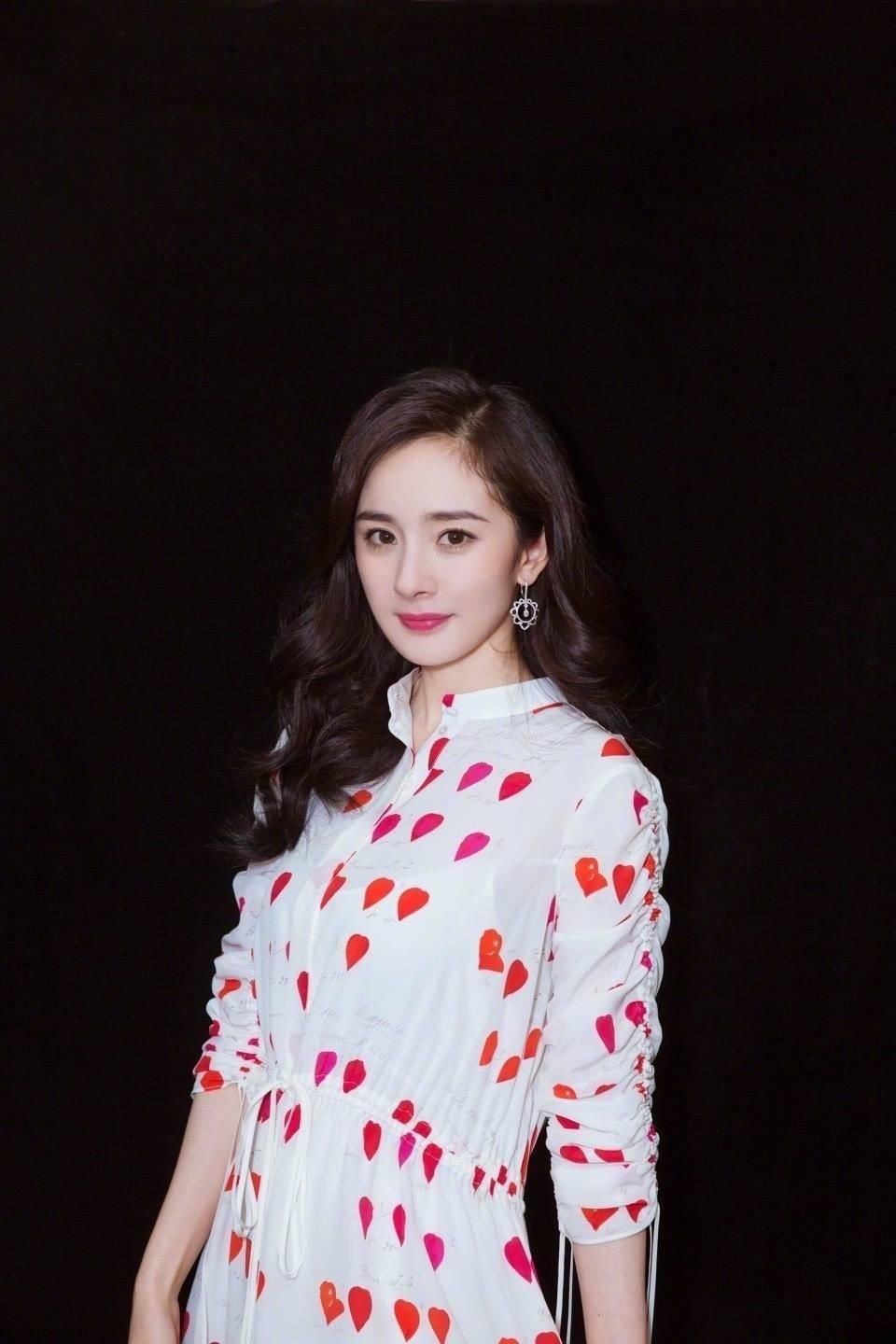 杨幂大凹造型,裙尾却成了亮点,网友:还是把它