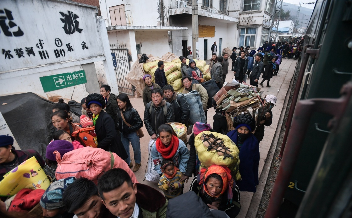 在成昆铁路尼波站,旅客准备登上5633次列车.新华社 薛玉斌 摄