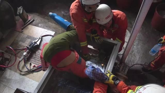 一女工被搅拌机钢钉穿透手臂,机械伤害事故应