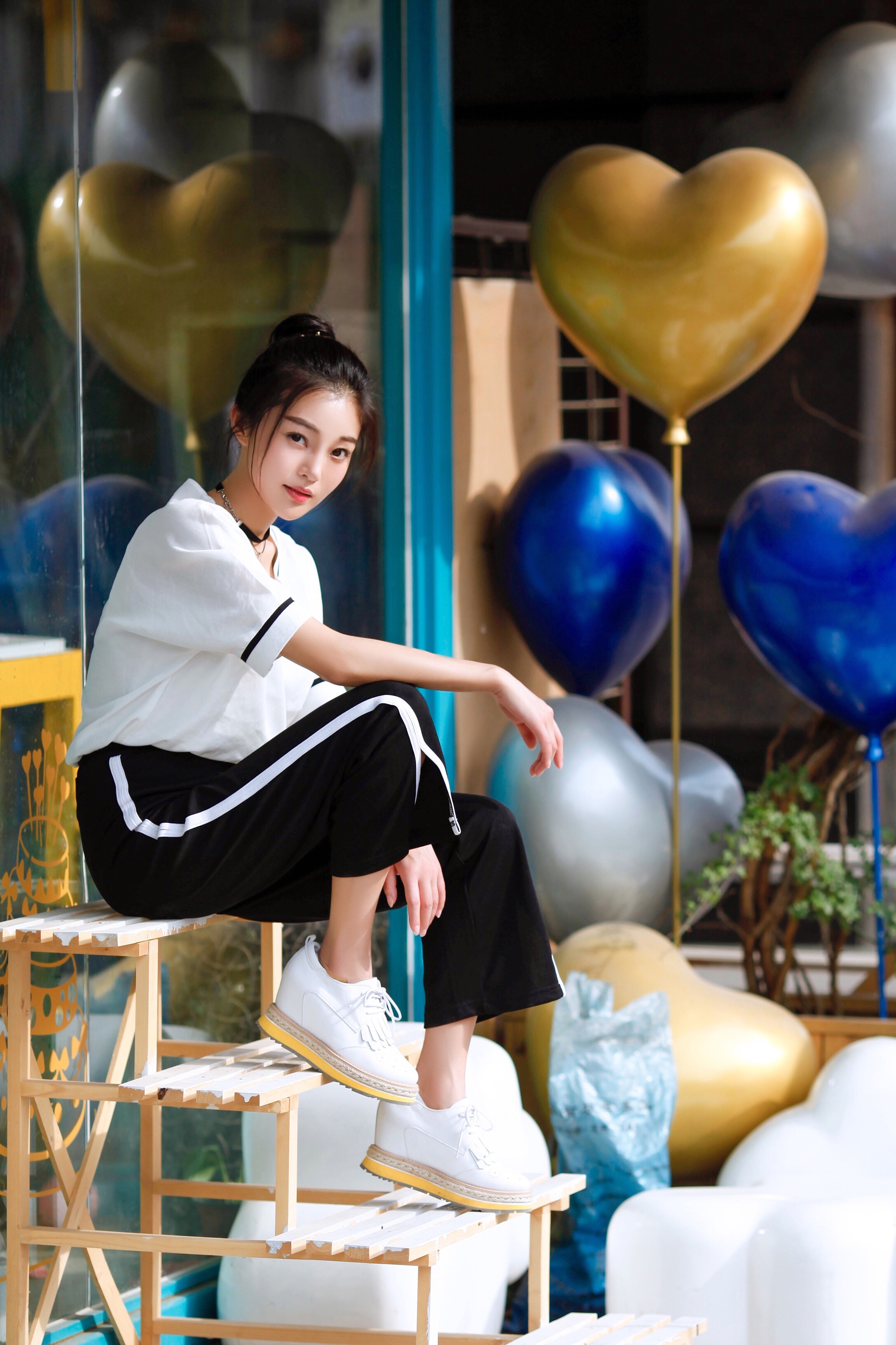 郭艳最新街拍曝光 简约学院风尽显少女活力