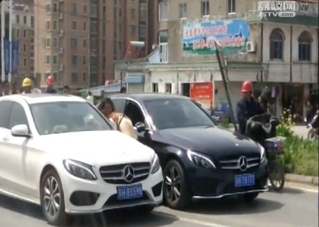 两辆大奔街头斗气 一女司机险被脱光 两辆大奔街头斗气 一女司机险被脱光