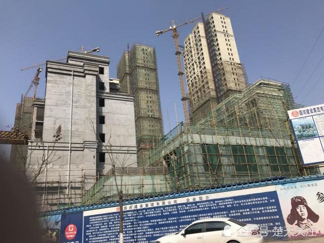 宜昌一楼盘工地塔吊倒塌 事故原因在调查中