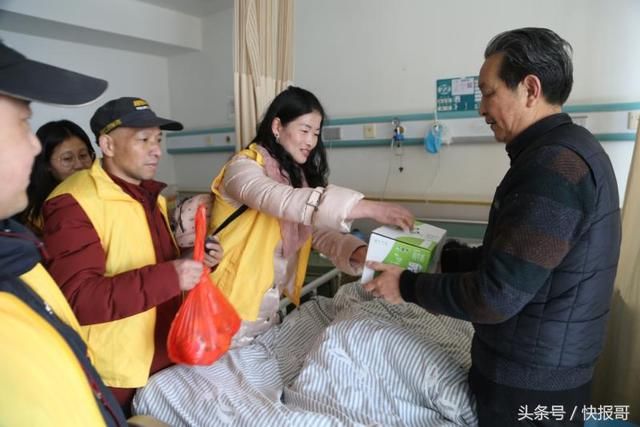 江苏:镇江新区公益志愿者探望慰问患病失独老人