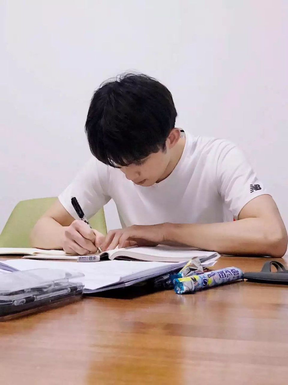 杨超越初中没毕业,陈伟霆没高考过一样成功