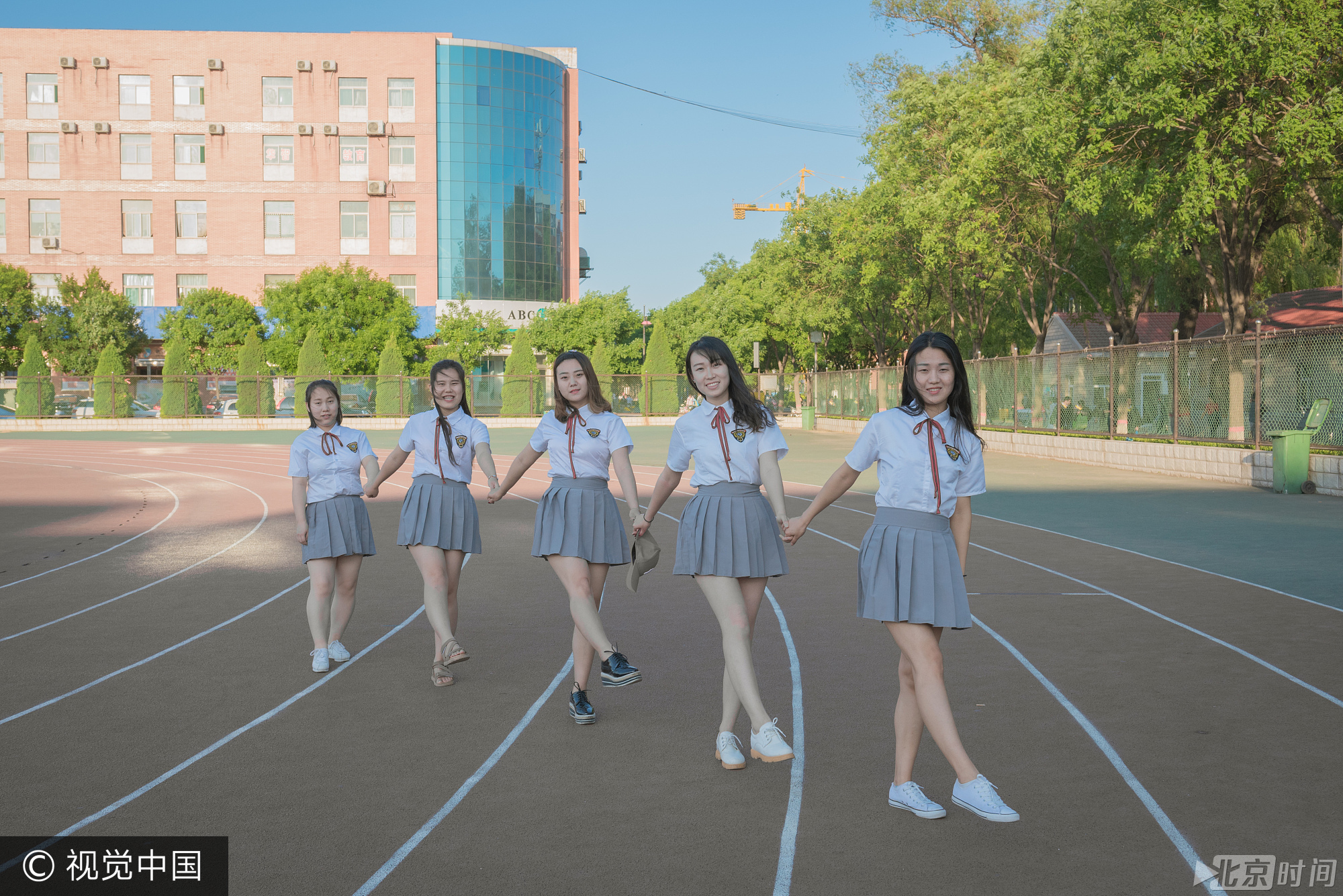 2017年5月23日，太原市，一高校同宿舍5位青春靓丽的毕业生姐妹花身穿清纯校服，在校园里各个值得留恋的角落里拍摄创意毕业照，以此纪念大学四年友谊和逝去的青春。