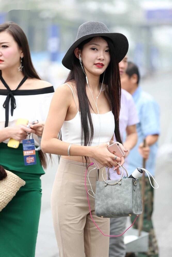 街拍:丹凤眼吊带美女,气质出众一看富人家长大