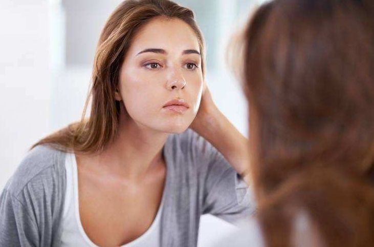 睡前用蜂蜜加生姜敷脸,一觉醒来斑点不见了,皮