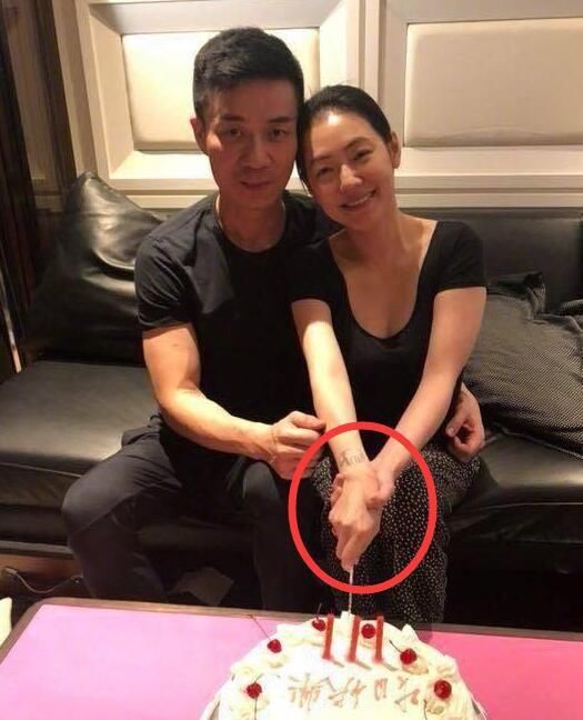 小S晒生日照,老公和婆婆表情耐人寻味,小S强行