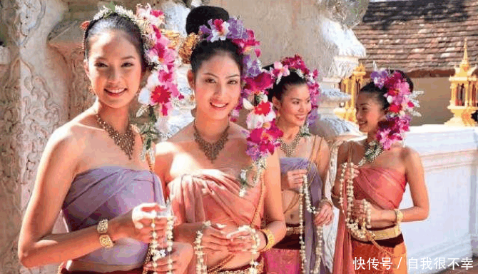 去泰国旅游过关时要给小费, 是为了方便通关, 还