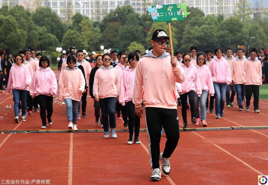 每一方阵都拥有自己特有的青春色彩，同学们脑洞打开，用创意点燃梦想，让行动演绎张扬，每一处别具个性的表达都是这些年轻的生命与这个世界的一次温暖的对话……图为一个班级戴着墨镜耍酷入场。