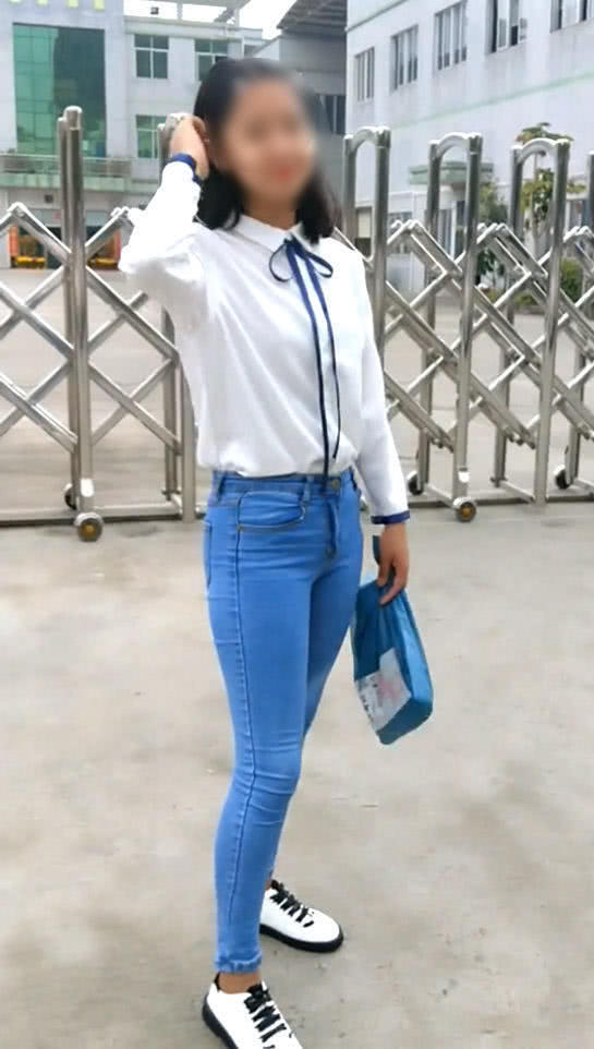 微胖的妹子穿上紧身牛仔裤,自信和性感一起飙