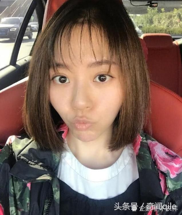张靓颖近照曝光,短发颜值逆天却被表情抢镜,网