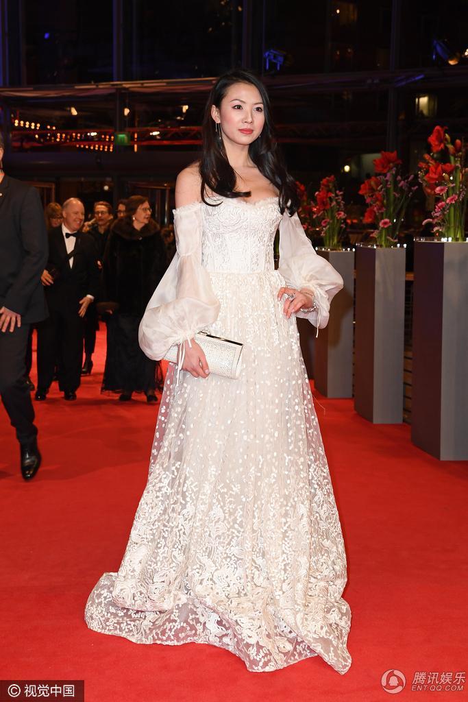 韩国演员金敏喜白裙美胸亮相柏林开幕红毯