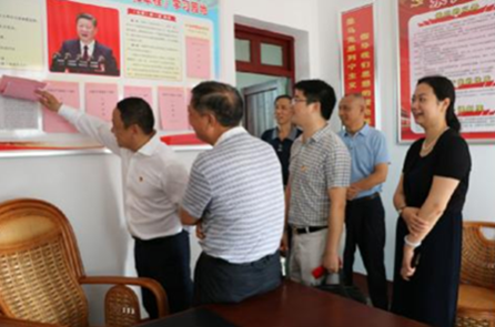 湖南省永兴县委书记赵宇教师节前看望教育基