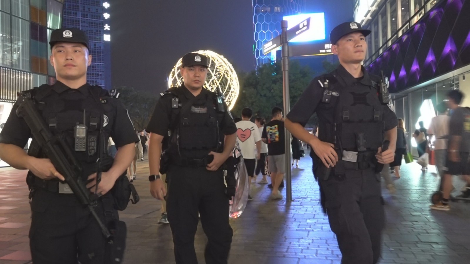 朝阳公安：警灯闪闪 护航平安