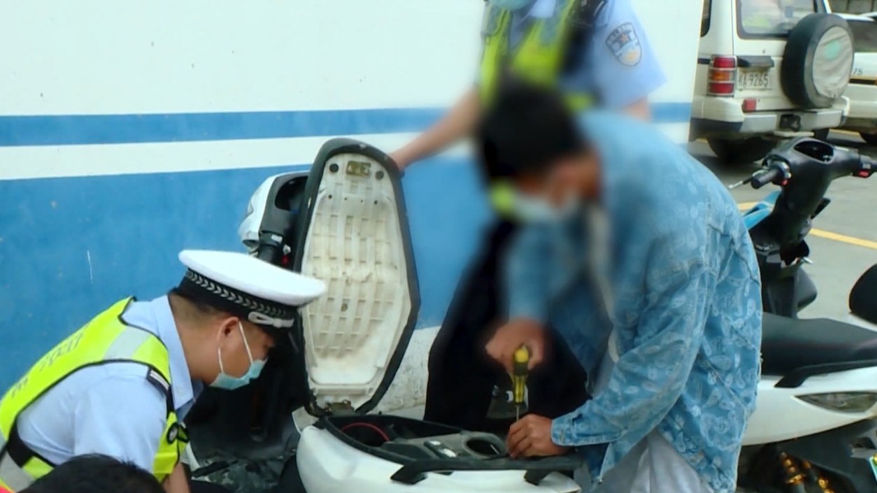 “鬼火少年”飙车 警方及时查处