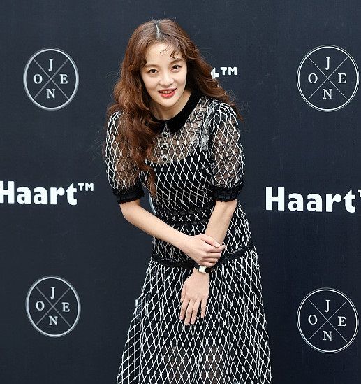 韩国《小时代》黄宝拉被大风吹乱头发忙捂脸恐