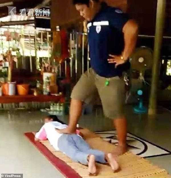 女子腿疼去做 马杀鸡 理疗师竟把她腿踩骨折 女子腿疼去做 马杀鸡 理疗师竟把她腿踩骨折