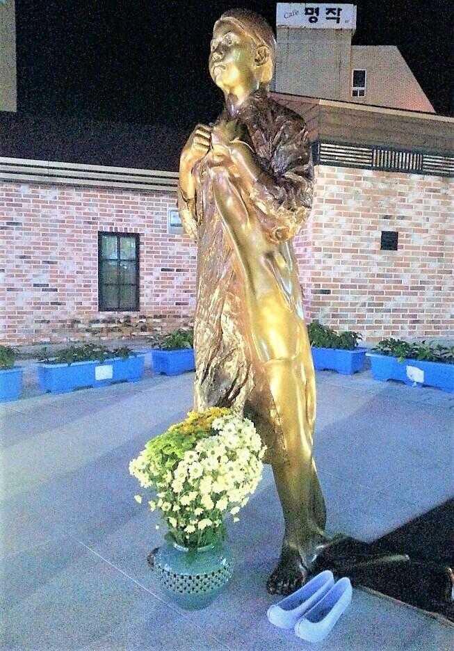 不仅有大小便 还被乱丢垃圾!韩国慰安妇少女像屡遭破坏 不仅有大小便 还被乱丢垃圾!韩国慰安妇少女像屡遭破坏