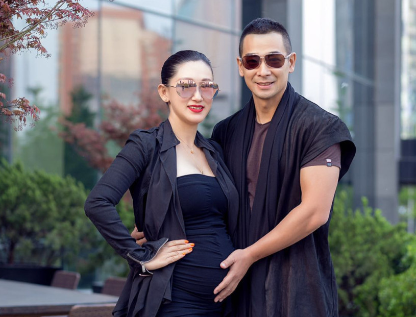 赵文卓拥妻子拍孕照 这是他们的第三胎了