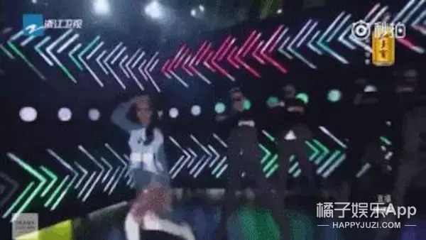 迪丽热巴跨年表演被嘲了.网友提问这也叫舞蹈