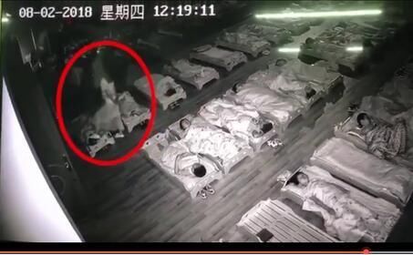 合肥一幼儿园女教师 用脚踩孩子脸?学校否认