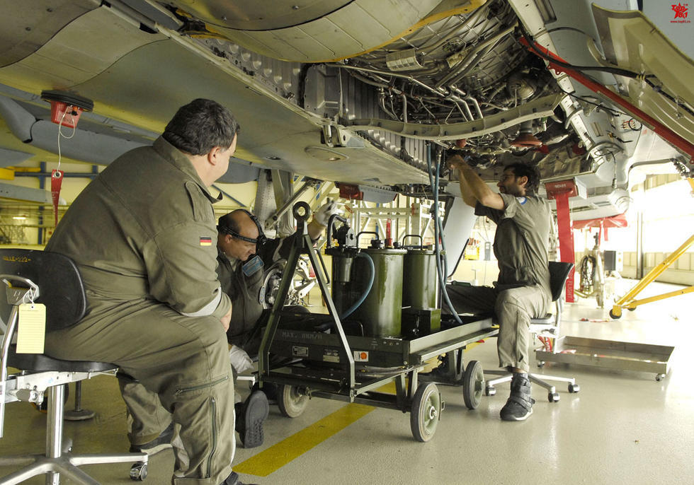 采用的新技术主要有：损伤容限和高效率的宽弦叶片、三维有粘的叶轮机设计方法、整体叶盘结构的风扇和压气机、单晶气冷涡轮叶片、粉末冶金涡轮盘、刷式封严和具有故障诊断和状态监控能力的FADEC。