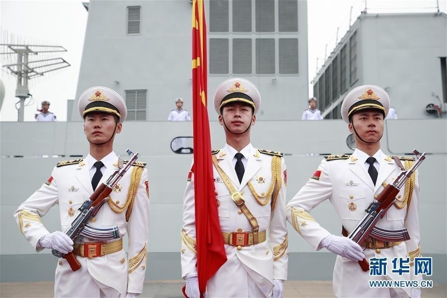 4月23日，庆祝人民海军成立70周年海上阅兵活动在青岛举行。这是中国人民解放军海军仪仗队列队。 新华社记者 李刚 摄 图片来源：新华网