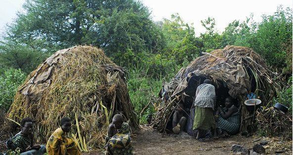 非洲原始人的生活:钻木取火猎物不用拔毛直接放火上烤