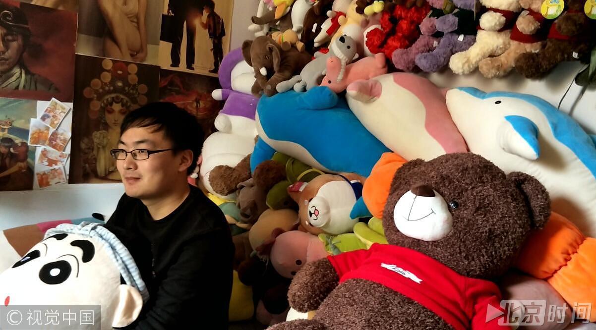 小伙花2万多元抓3000多只布娃娃 最快10秒抓一个 小伙花2万多元抓3000多只布娃娃 最快10秒抓一个