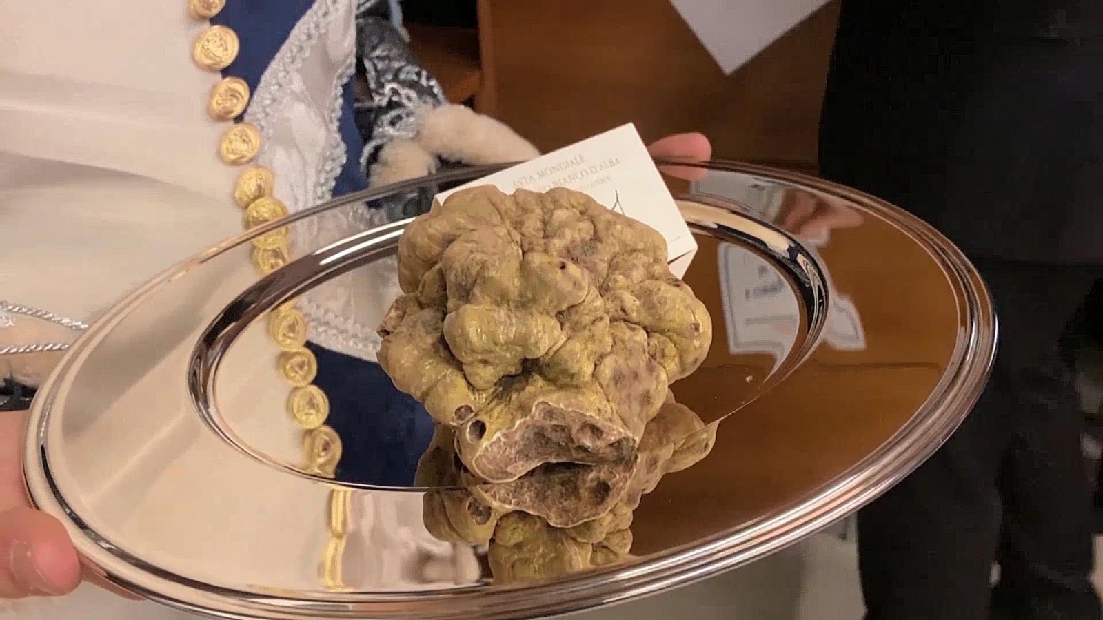 830克 意大利一巨型白松露拍出10.3万欧元高价